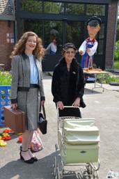 La dame au landeau et son amie sont-elles parvenues à passer de la marchandise au delà de la frontière ?