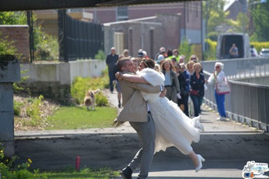 Historiquement, il arrivait que la frontière se ferme et entrave le bon déroulement des mariages franco-belge. Une solution consistait à procéder au mariage sur le pont-frontière afin de respecter la Loi. Plus de 70 mariages se dérouleront de cette façon par le passé.