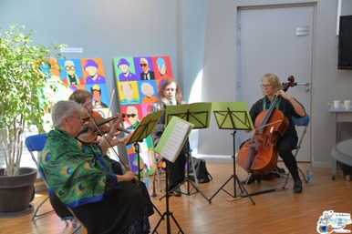 Moment musical pendant la pause du parcours à la Maison du Patrimoine de Comines France.
